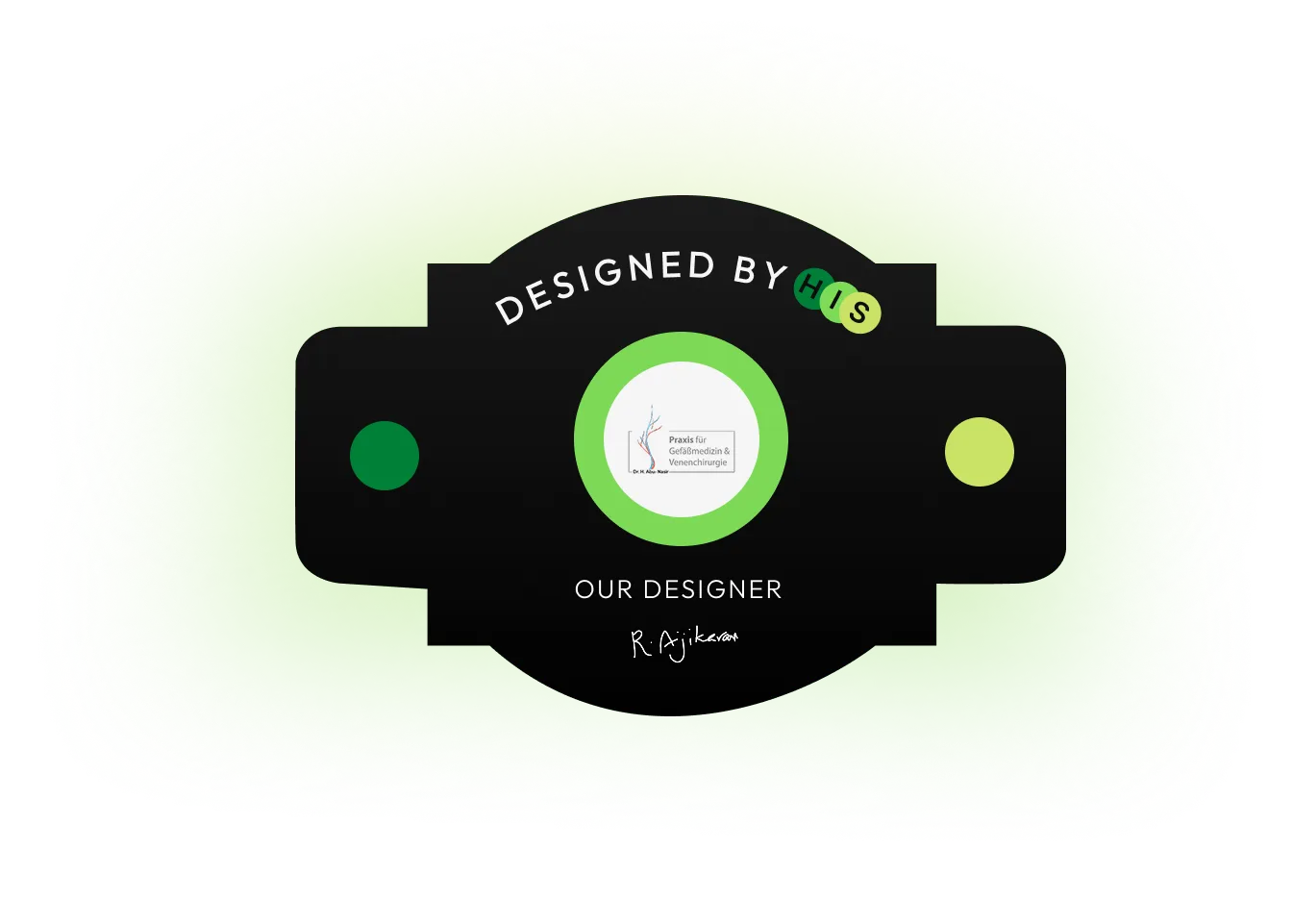 Illustration einer Person, die ein Häkchen in einem Schild hält, umgeben von Symbolen wie Firewall, Globus mit Schloss, Netzwerk und Balkendiagramm – symbolisiert Sicherheitsfunktionen vor grünem Hintergrund